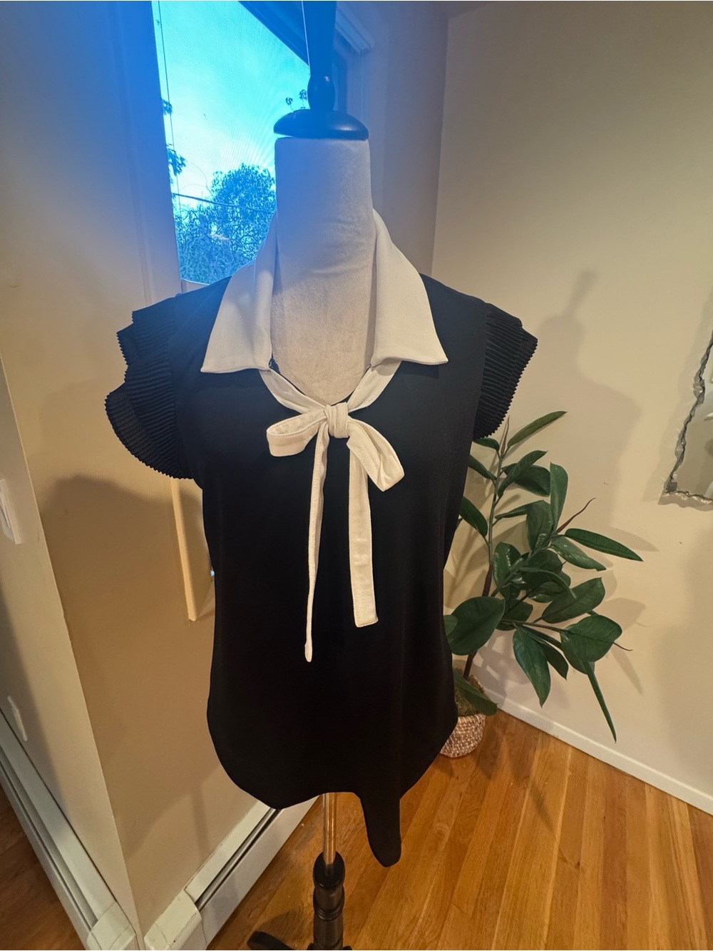 Adrianna Papell Black Sleeveless Blouse with White Tie Collar